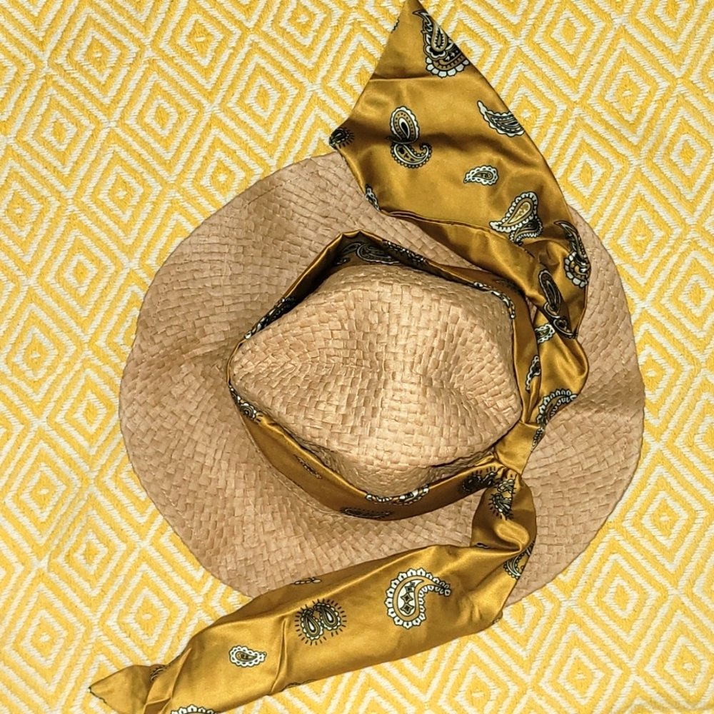 Sun hat and pareo set with a bag